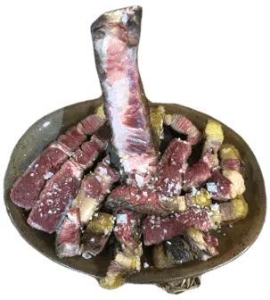 Plato de barro con chuletón de vaca