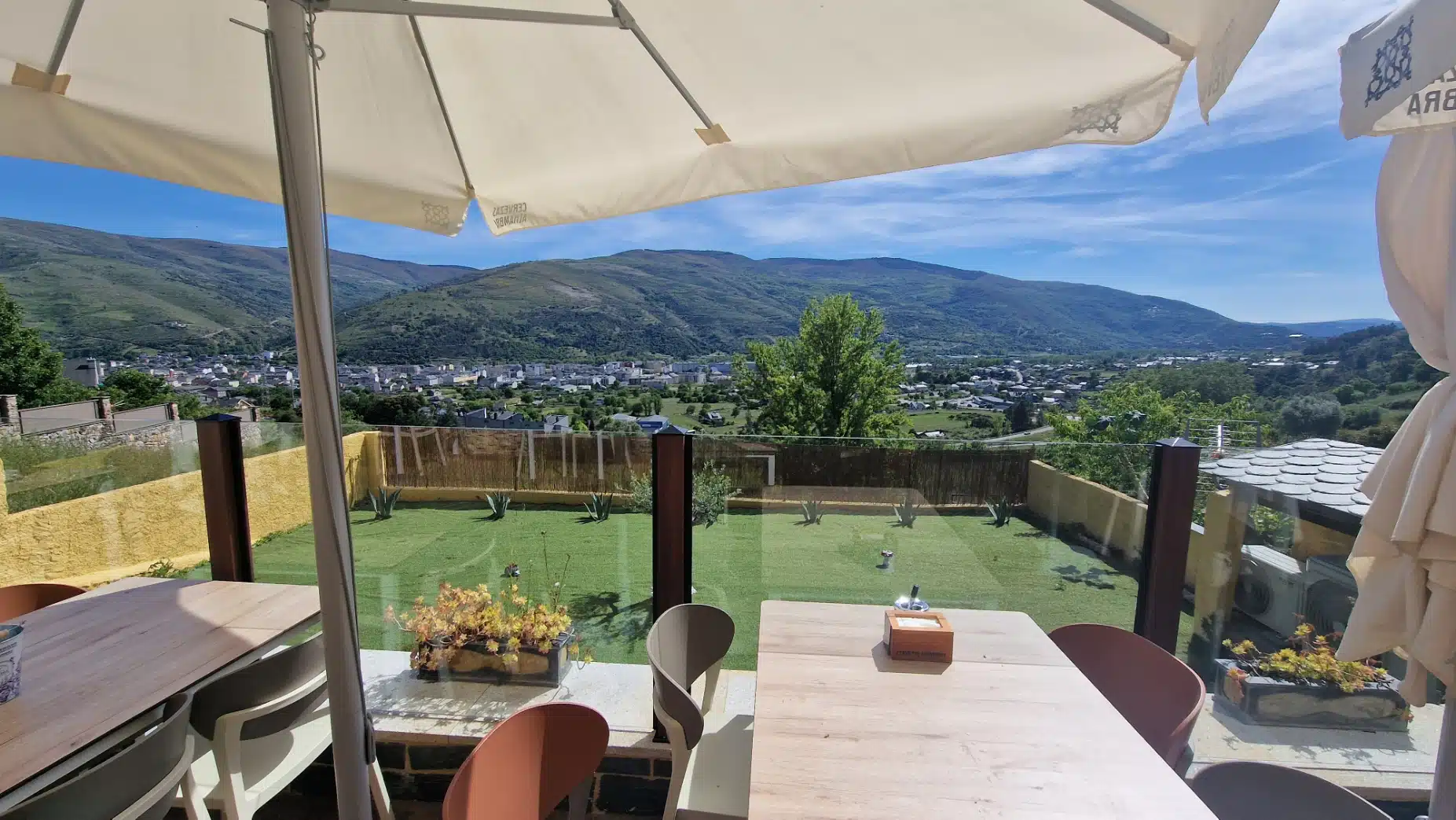 Vistas desde la terraza del Asador Vila do Castro hacia la montaña y el Barco de Valdeorras